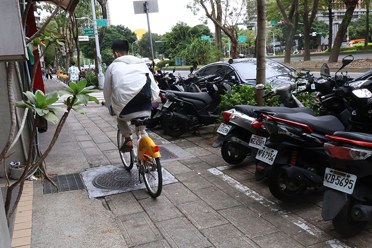 Youbike記點制滿三個月　自行車道規劃仍待改善